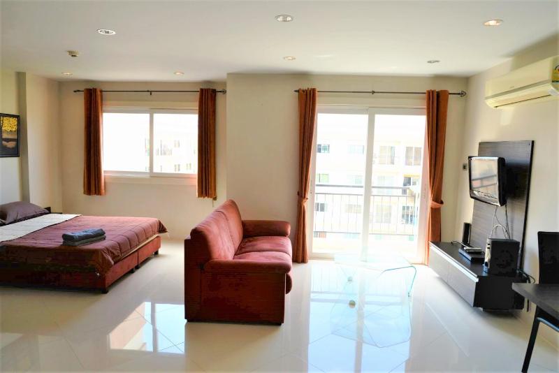 Park Lane studio apartment with swimming pool view Pattaya - image 11