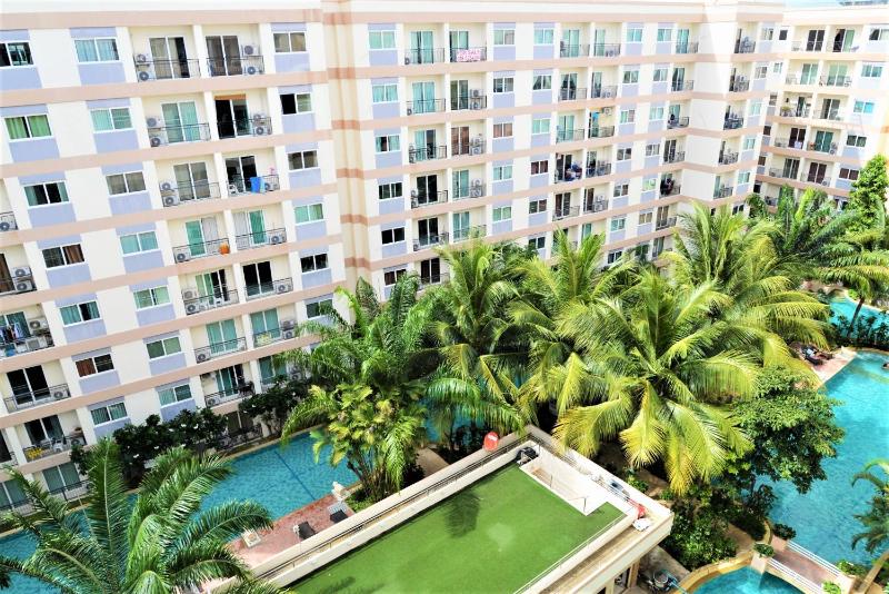 Park Lane studio apartment with swimming pool view Pattaya - image 15