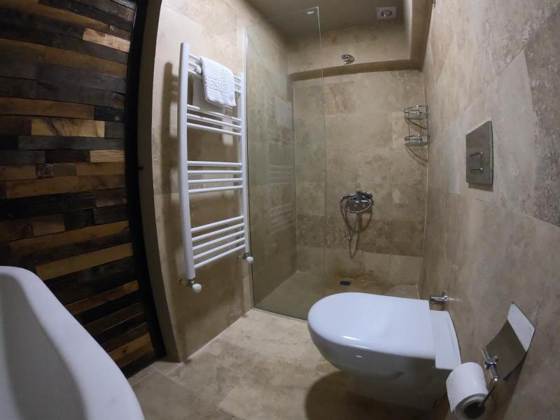Double Room with Balcony image 4