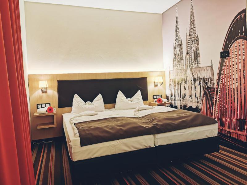 Deluxe Double or Twin Room image 2