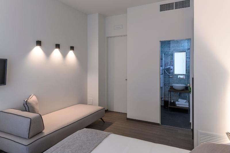 Superior Double or Twin Room with Terrace image 3