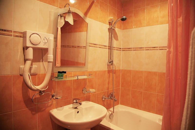 Standard Twin Room image 4