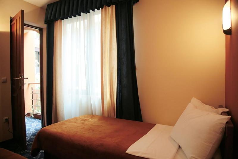 Standard Twin Room image 3