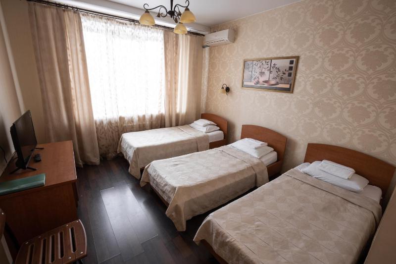 Economy Triple Room image 3