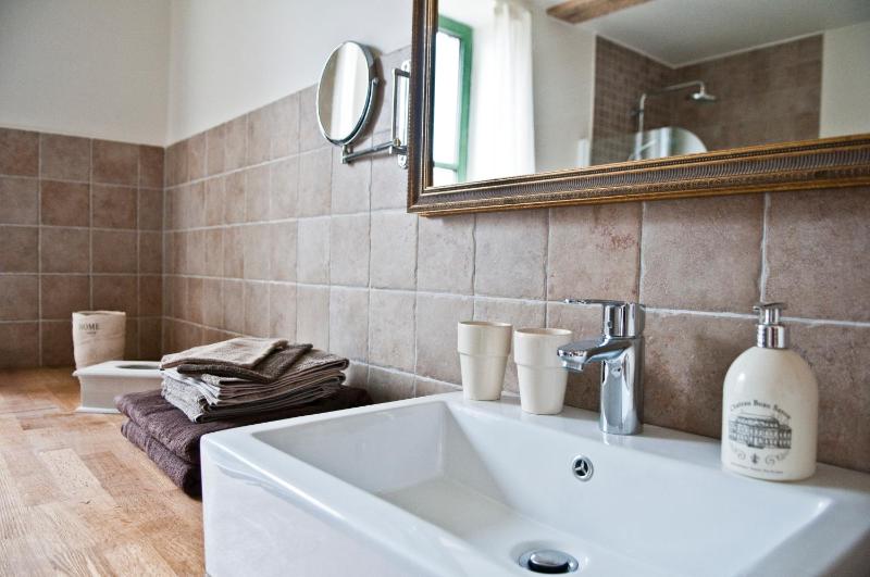 Standard Triple Room image 2