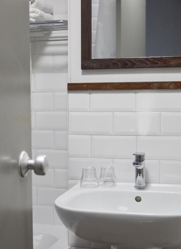 Family Room (2 Adults + 1 Child) image 4