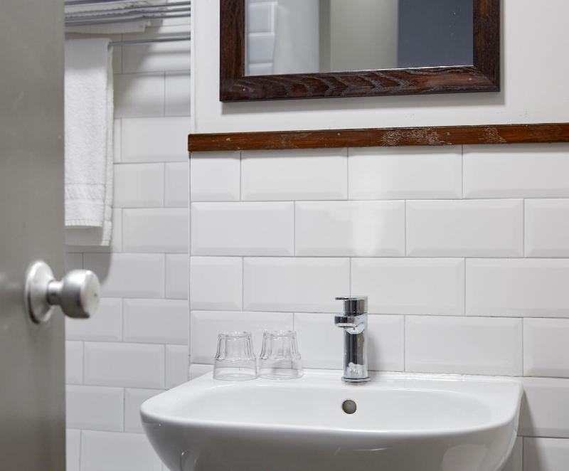 Standard Twin Room image 4