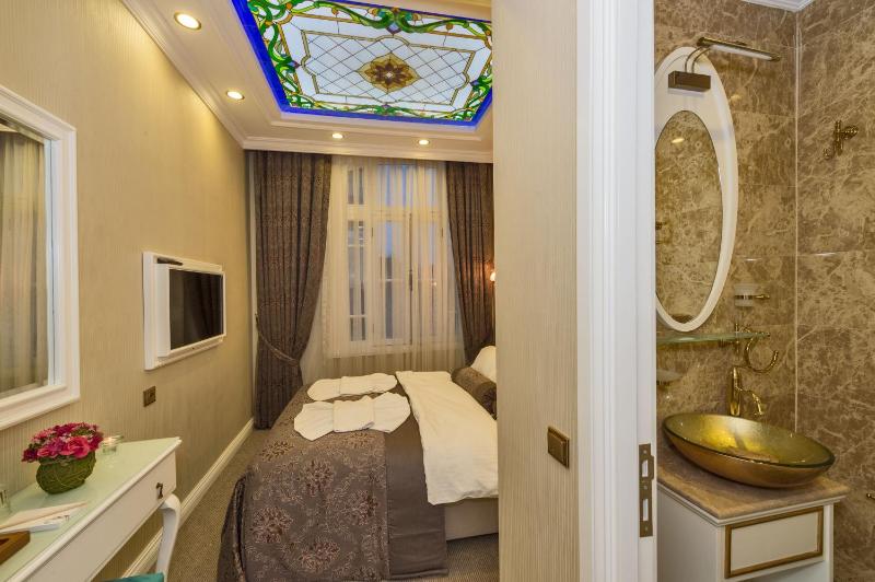 Superior Double or Twin Room image 4