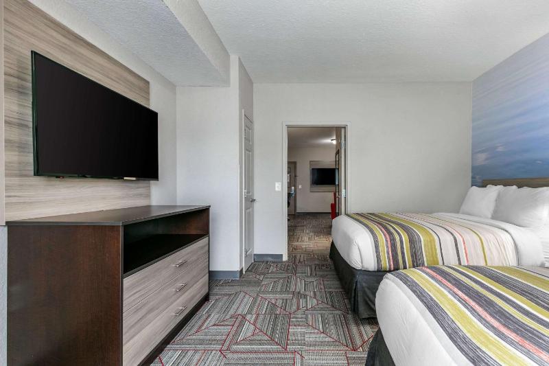 Queen Suite with Two Queen Beds and Sofa Bed - Non-Smoking image 3