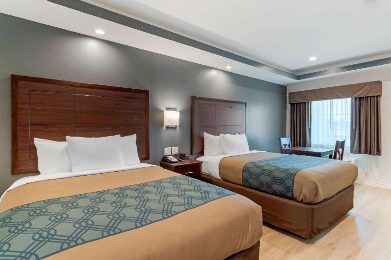 Queen Room with Two Queen Beds - Non-Smoking image 2