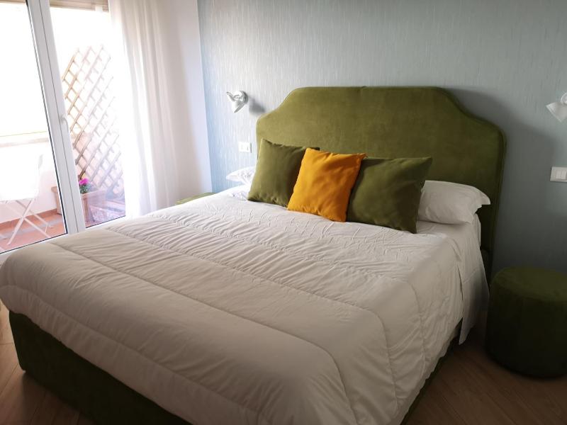 Deluxe Double Room with Balcony image 4