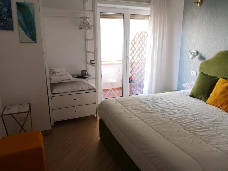 Deluxe Double Room with Balcony image 3