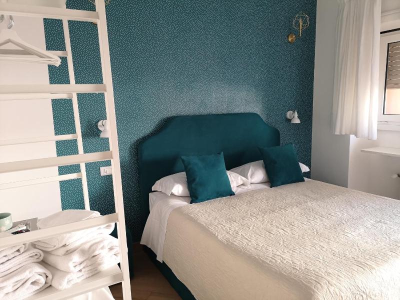 Deluxe Double Room with Balcony image 2