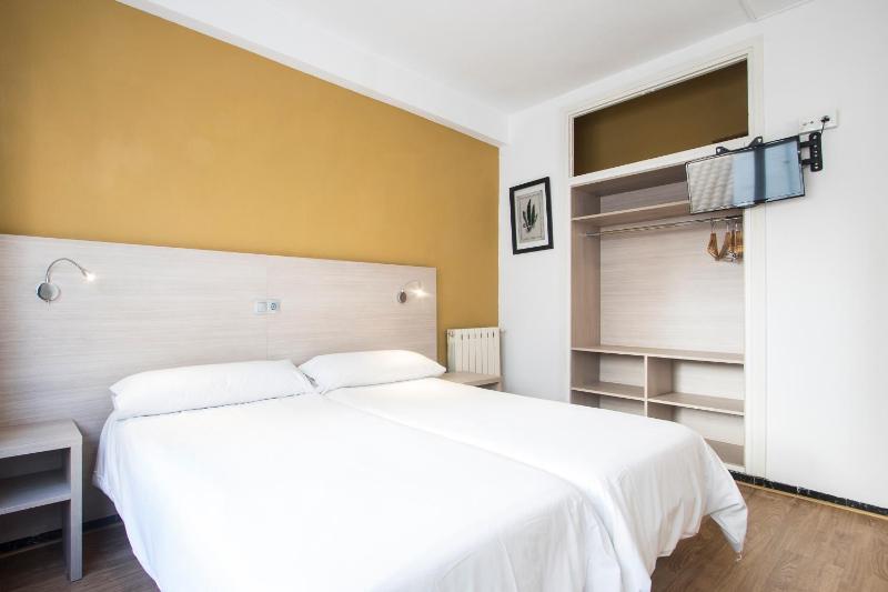 Double or Twin Room image 4