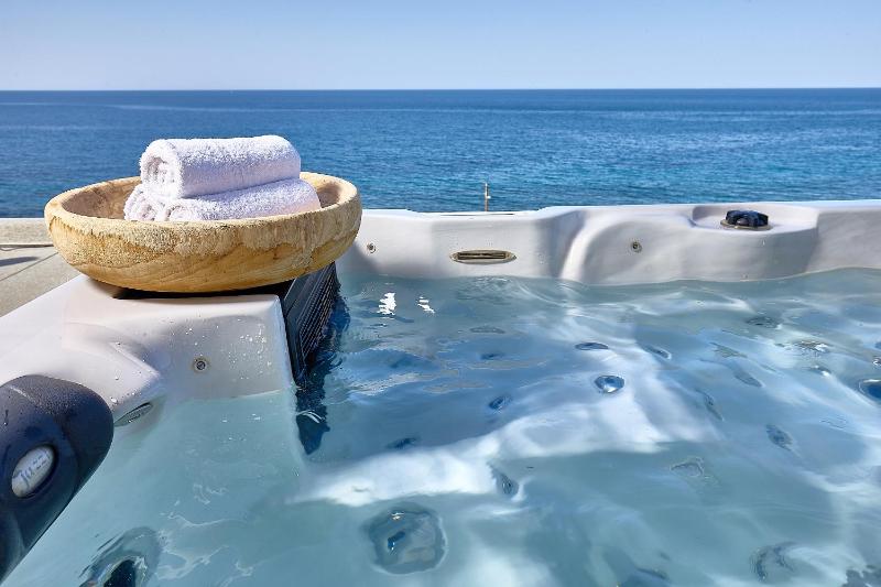 Deluxe Room Open Air Jacuzzi Sea View image 1