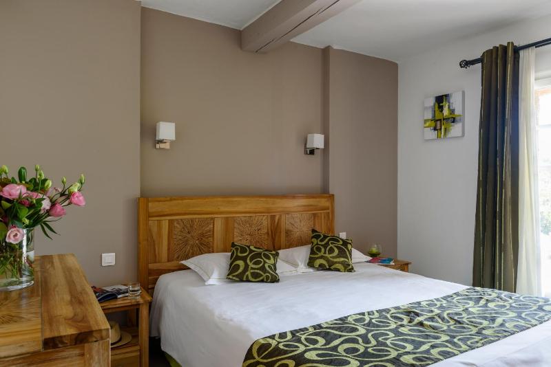 Double Room with Park or Pool View image 4