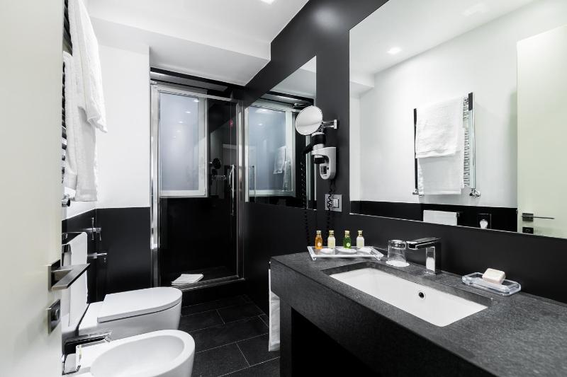 Standard Double or Twin Room image 4