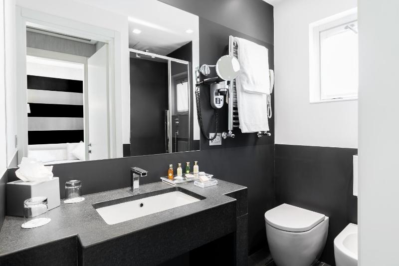Standard Double or Twin Room image 3
