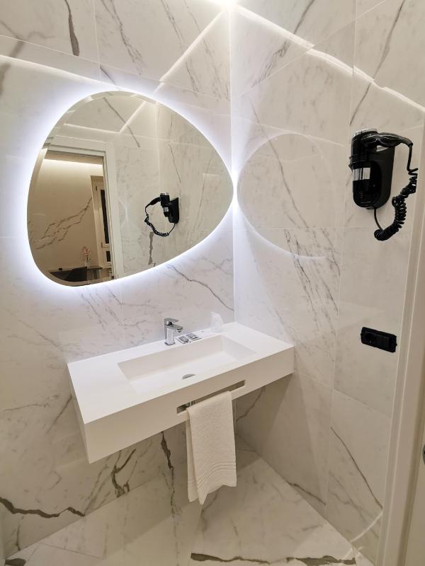 Deluxe Double or Twin Room image 3