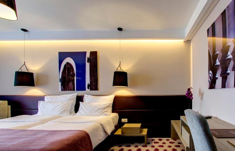 Triple Room with Balcony image 4