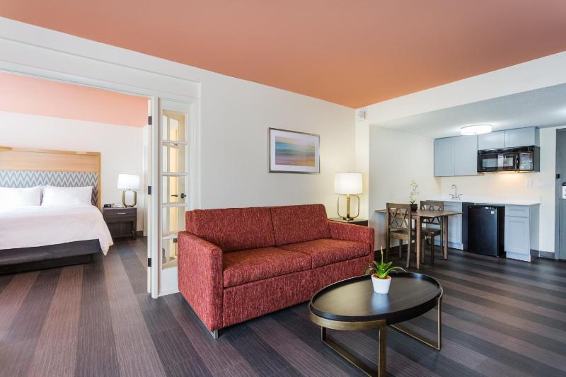 Deluxe Queen Suite image 2