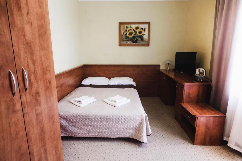 Queen Room with Pool View image 1