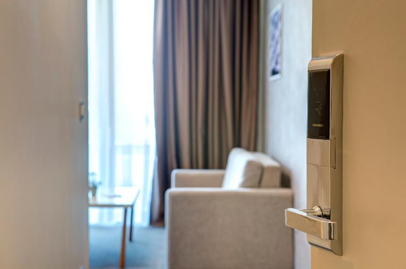 King Suite with Balcony image 4