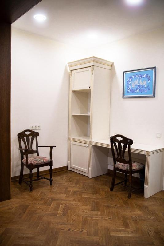 King Suite with Balcony image 3