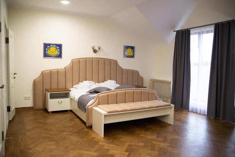 King Suite with Balcony image 4