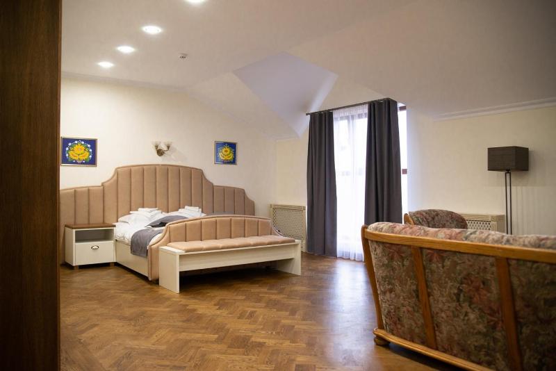 King Suite with Balcony image 3