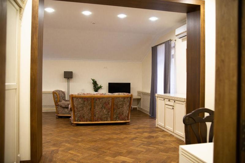 King Suite with Balcony image 2