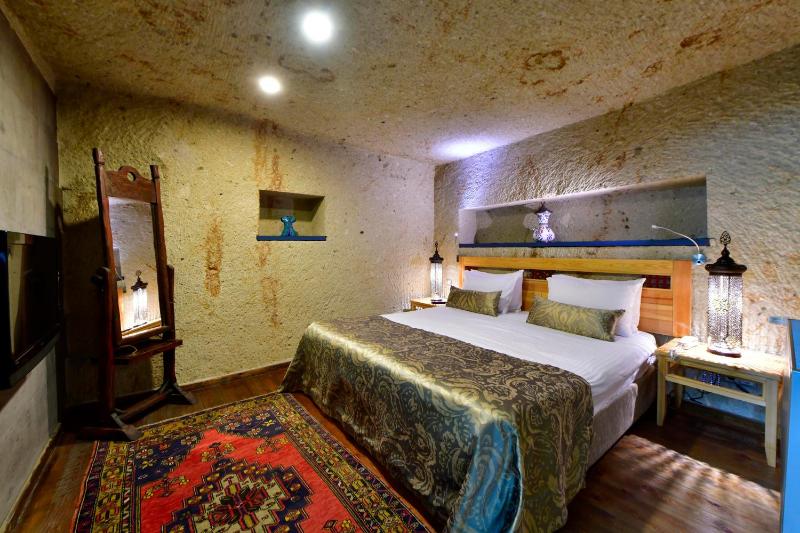 Superior Cave Suite  image 4