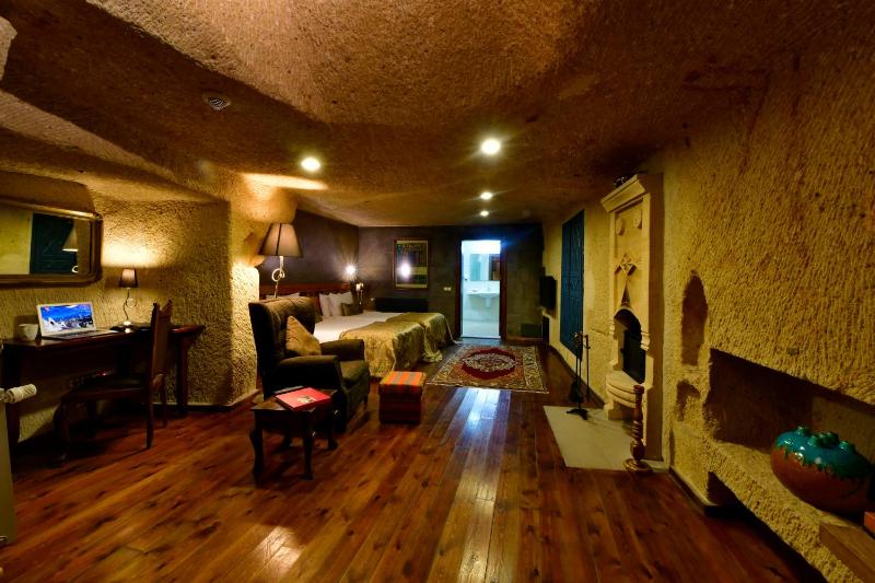 Superior Cave Suite  image 2