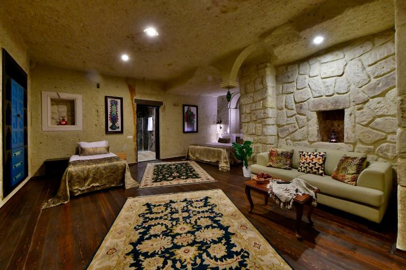 Deluxe Cave Triple Room image 1