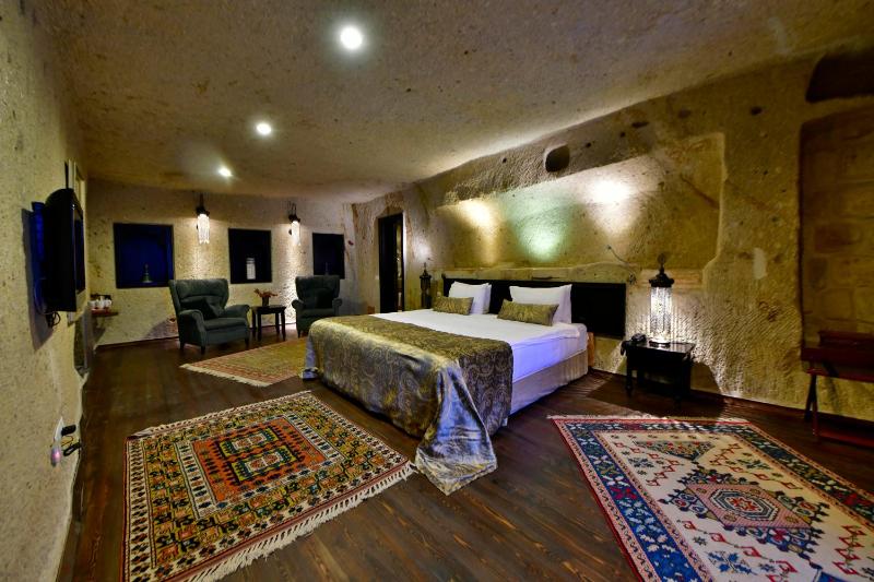 Deluxe Cave Family Suite image 1