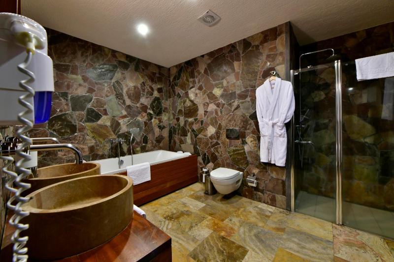 Deluxe Cave Family Suite image 4