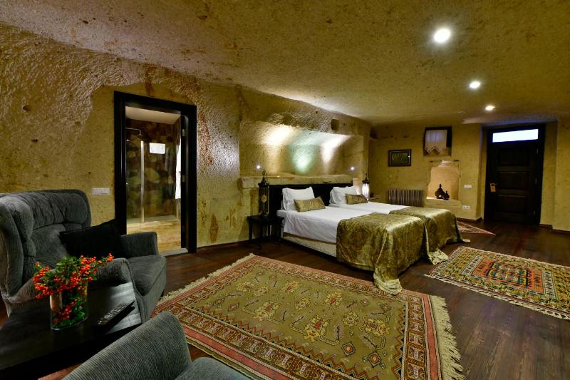 Deluxe Cave Family Suite image 3
