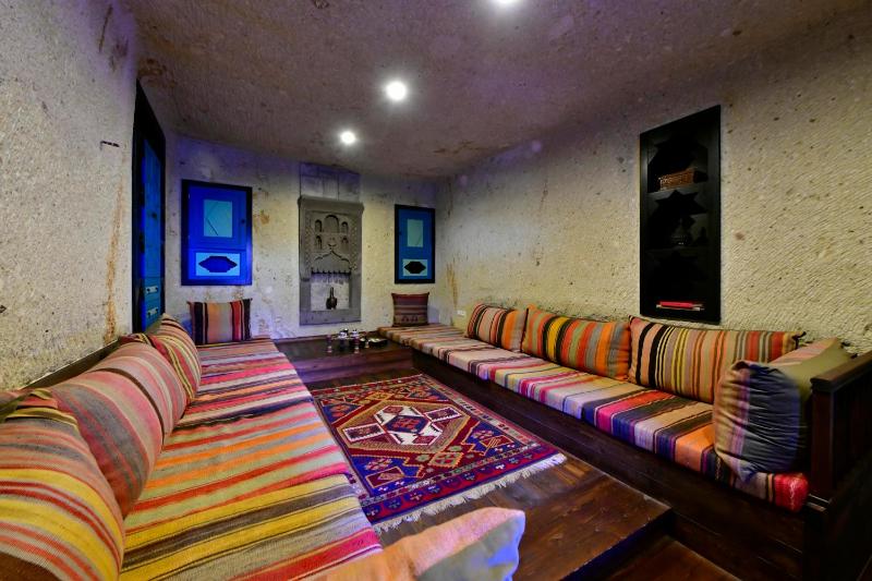 Deluxe Cave Family Suite image 2
