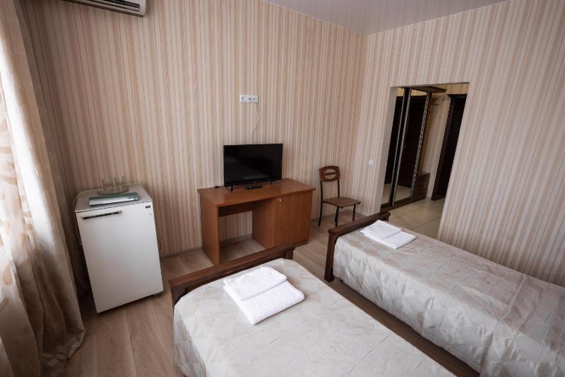 Economy Twin Room image 2