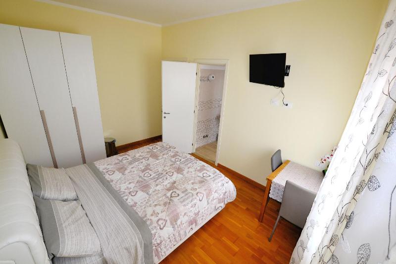 Triple Room with Private Bathroom image 1