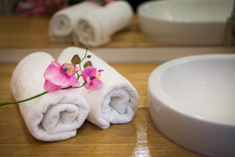 One-Bedroom Apartment with Balcony and Sea View image 2