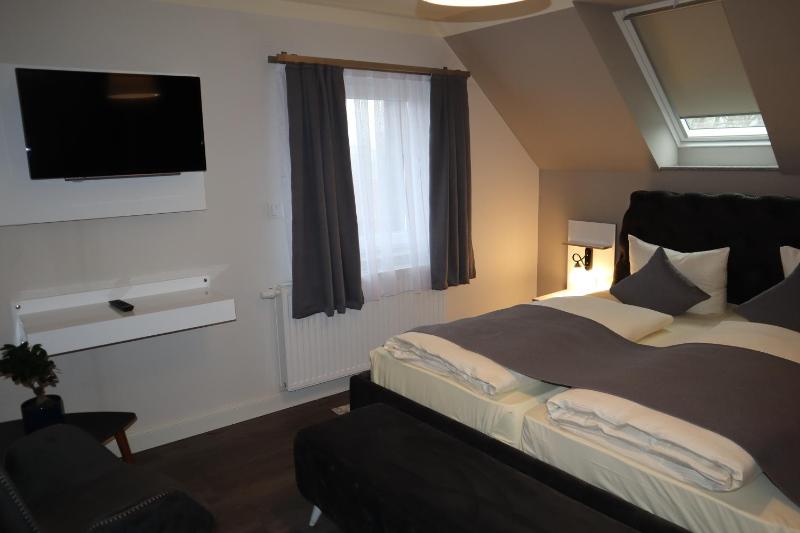 Quadruple Room with Bathroom image 4
