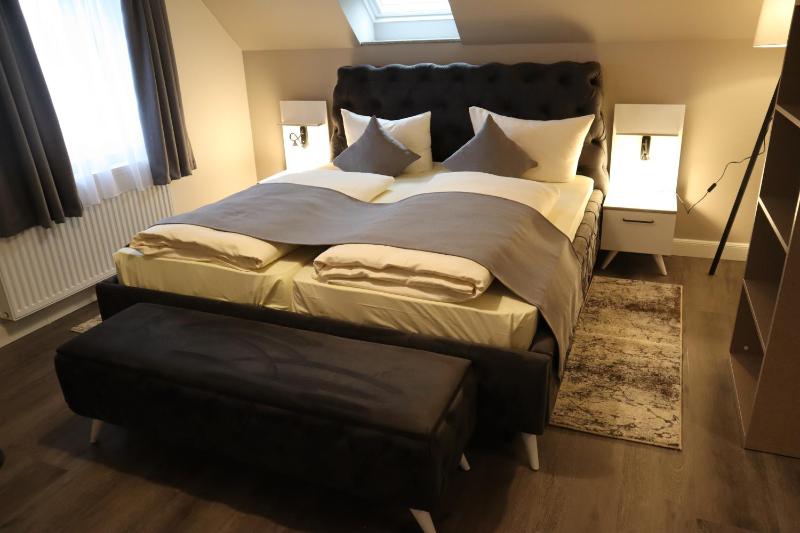 Quadruple Room with Bathroom image 2
