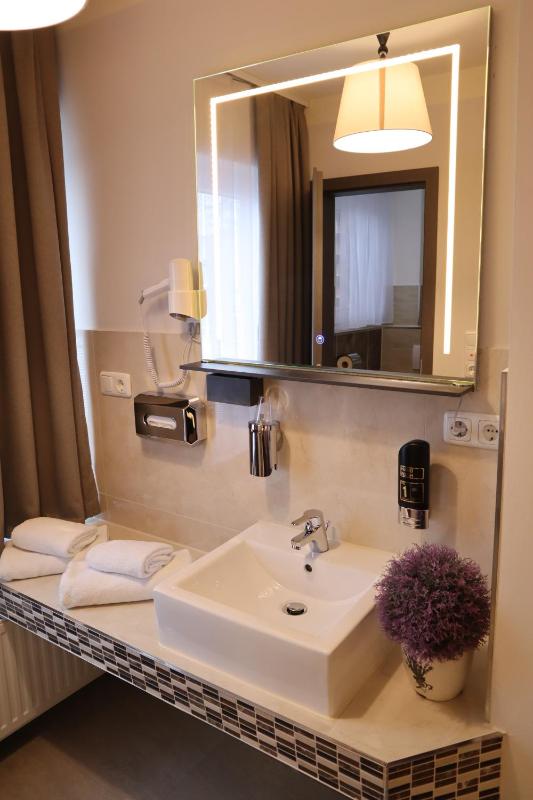 Deluxe Double Room image 3