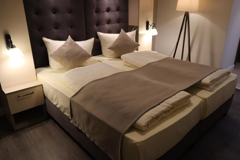 Deluxe Double Room image 2