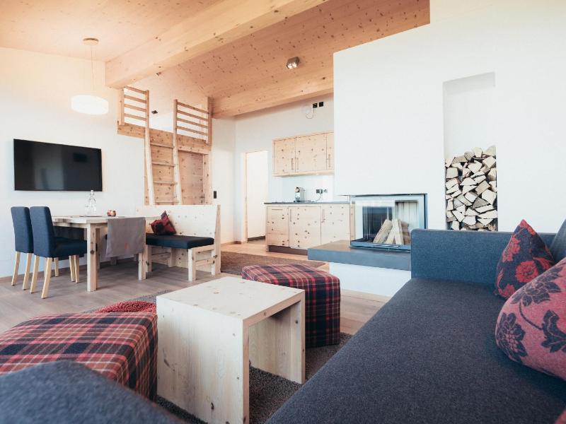 Three-Bedroom Apartment with Balcony and Mountain View - Split Level image 2