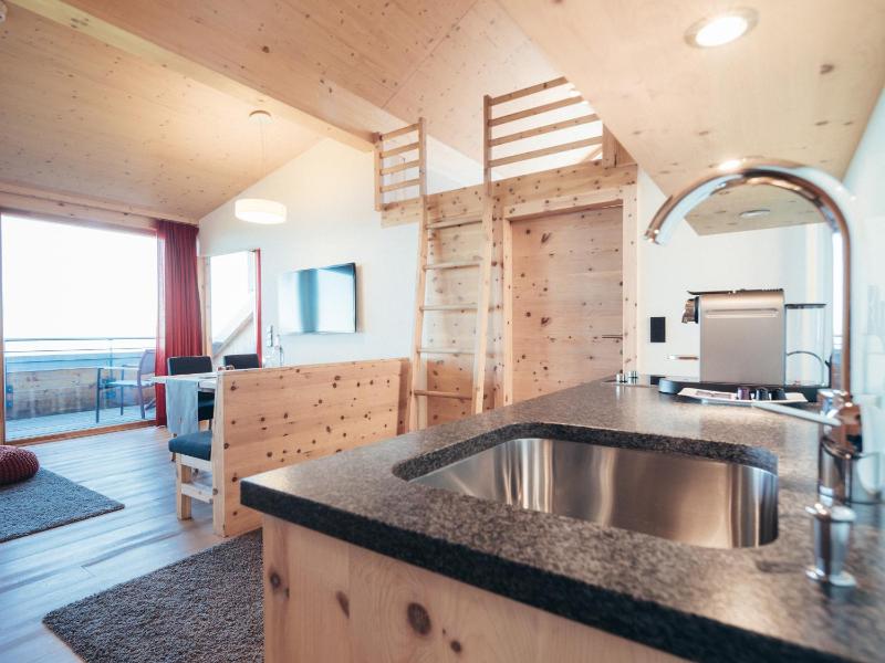 Three-Bedroom Apartment with Balcony and Mountain View - Split Level image 3
