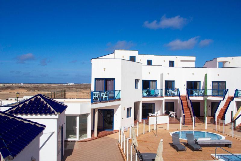 One-Bedroom Apartment with Pool View image 4