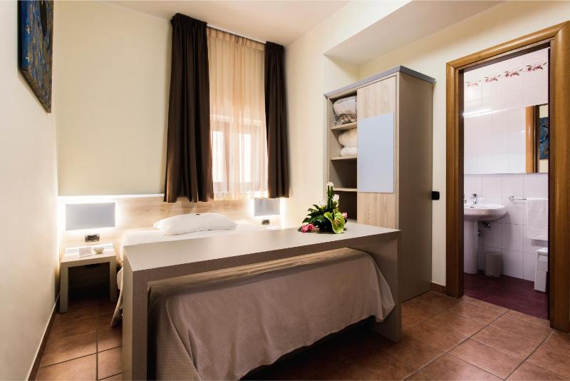 Economy Double Room image 1