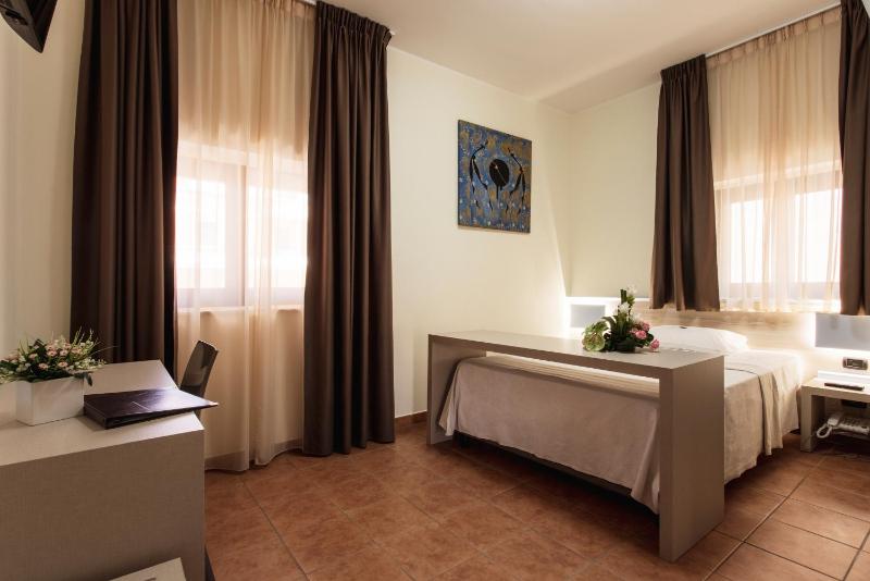 Economy Double Room image 4